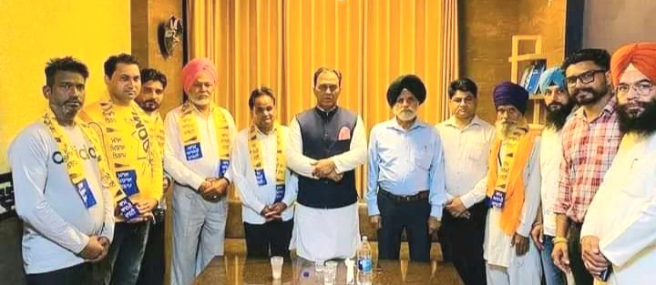 सोहन सिंह अपने दर्जनों साथियों के साथ अकाली दल छोड़कर आम आदमी पार्टी में शामिल हो गए